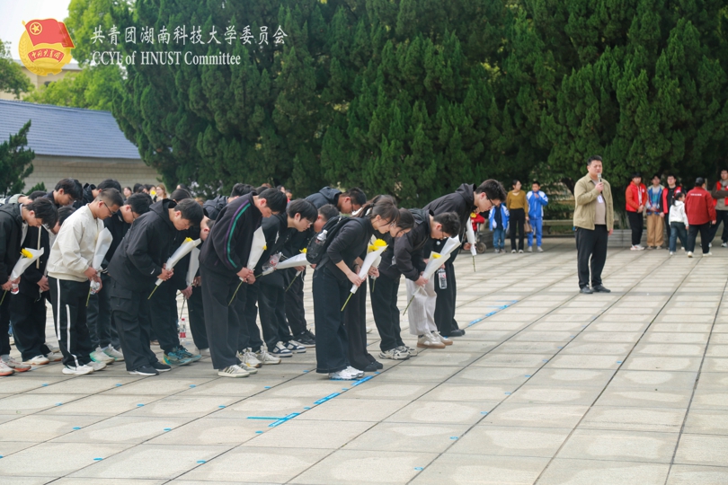 志愿者参加祭奠仪式.jpg