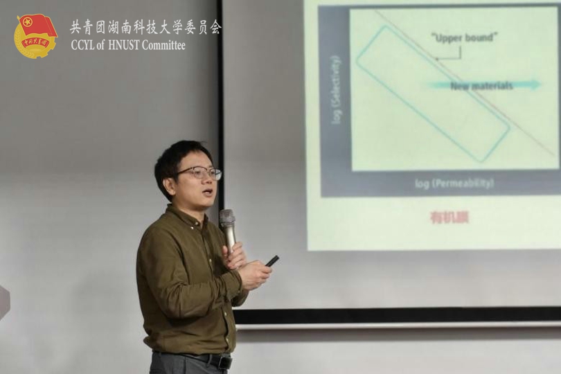 王海辉教授在作学术报告.jpg