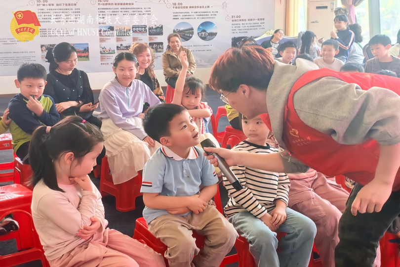 孩子们积极回答问题.jpg