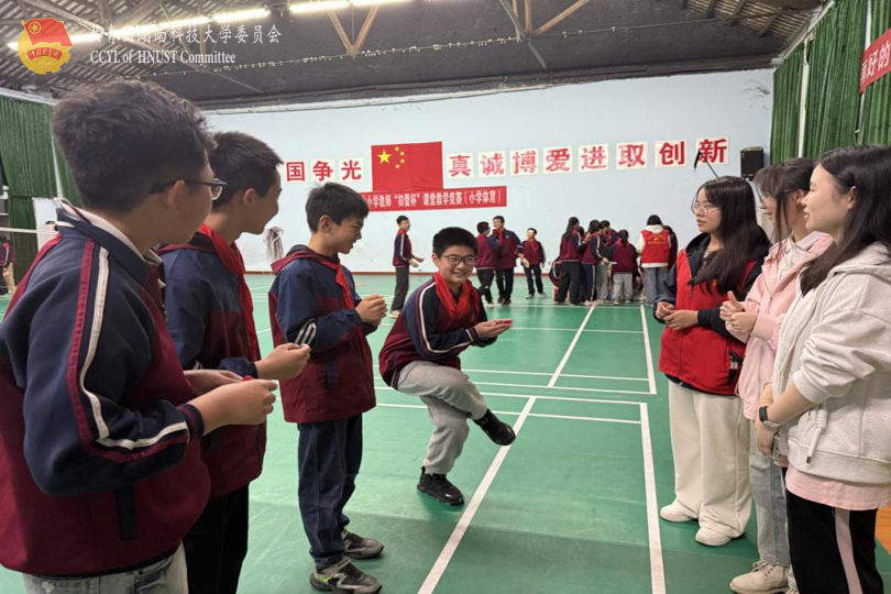 志愿者与孩子们互动-3.jpg