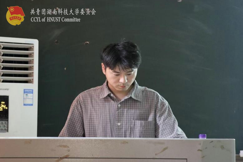 406411d5a45f408197a36c7f6a208b27.jpg 图为俞淏源授课.jpg