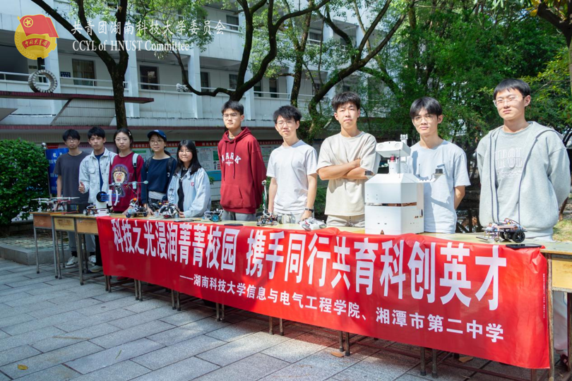 4d27f1ec80c54190a348c10e3909cbd5.png 讲解员合照.png