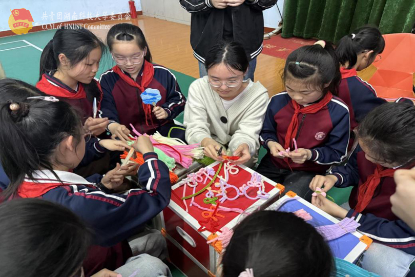 志愿者带学生们制作手工-1.jpg