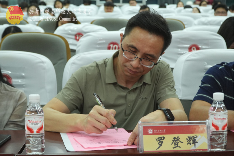 a8b2c845e67242bfad9080a89ef73c9d.png 罗登辉进行现场评分.png