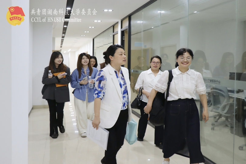 人文学院领导与嘉宾共同参观实训基地.jpg