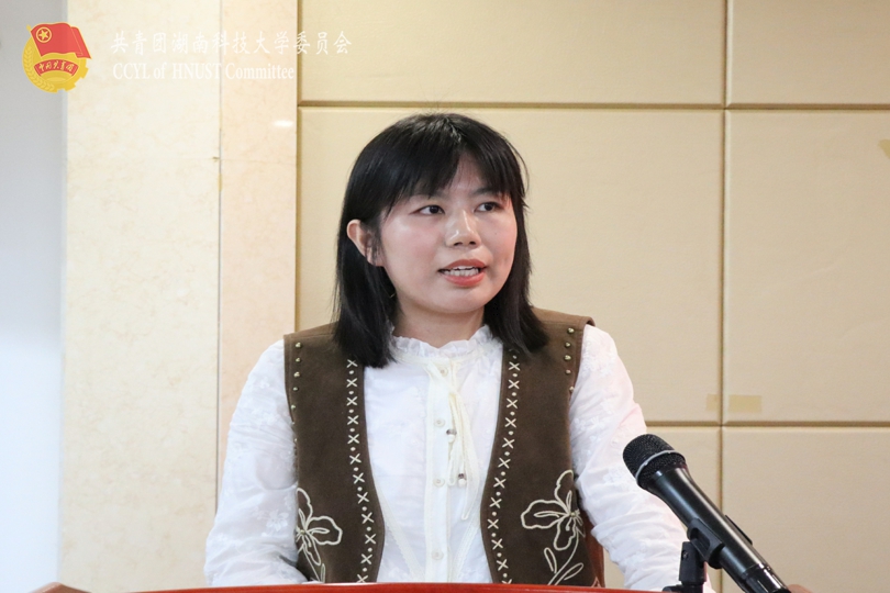 35dccbc62f4f4e639e769b938bd6ef95.jpg 业界专家杨笑聪进行项目介绍.jpg