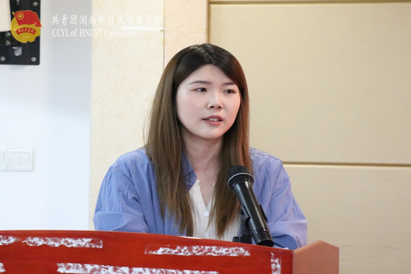 60083bf476944bd3a4efc27c81a84c71.jpg 业界专家夏静婷进行项目介绍.jpg
