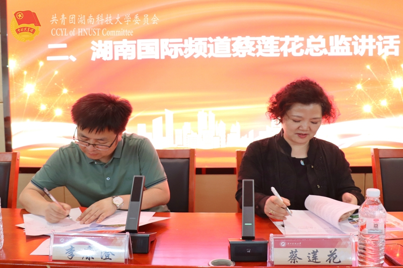 8ba5ffa3a3c74550bddf9124b78af7ea.jpg 李康澄与蔡莲花共同签署协议.jpg