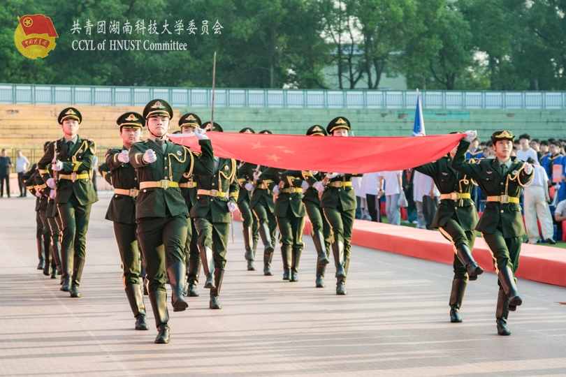96aa0af6a16241aca79f40776311b376.jpg 升旗1.jpg