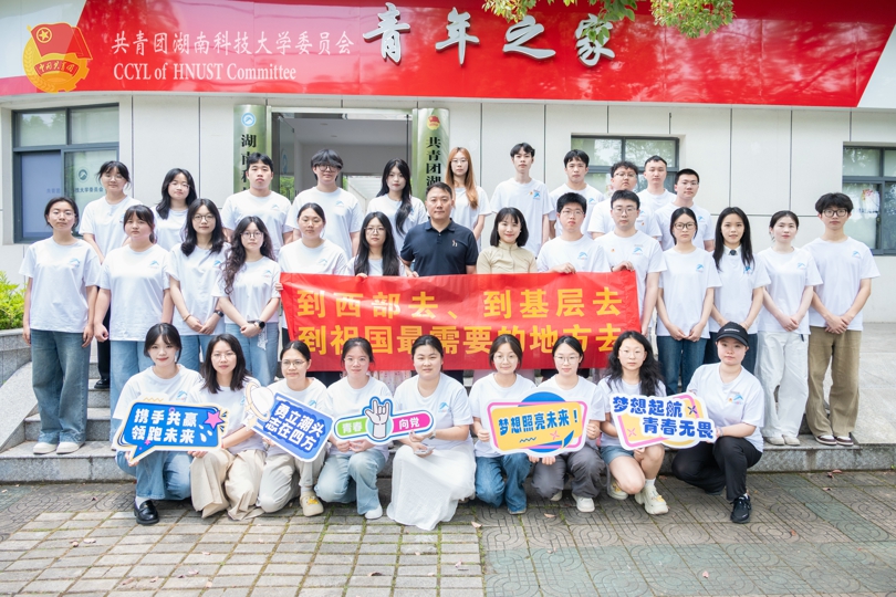 9afe928b0e704d8781ac2400a5214dd5.jpg 室外合影.jpg