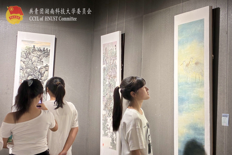 cf9de3ef66ce486fb0c88232454db073.jpg 志愿者参观展品.jpg