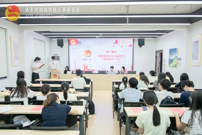 dfd77253596443dbb6c7bea49ac544b9.jpg 会议现场.jpg