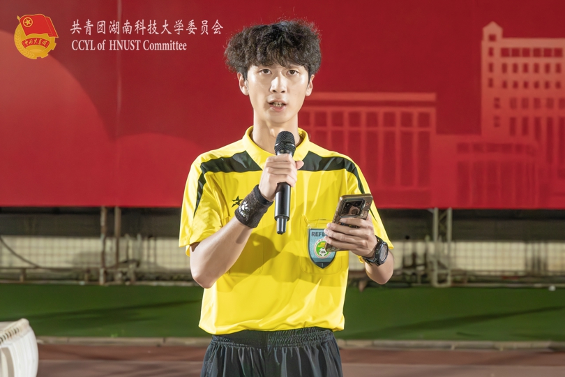 fd23832b11634d8092b0138f3a48b963.jpg 周杨俊鹏宣布获奖名单.jpg