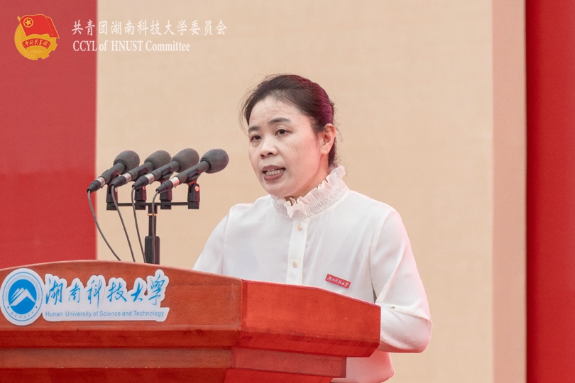 0f1483c9f85843b394c78477db5ea090.jpg 教师代表黄爱英发言.jpg