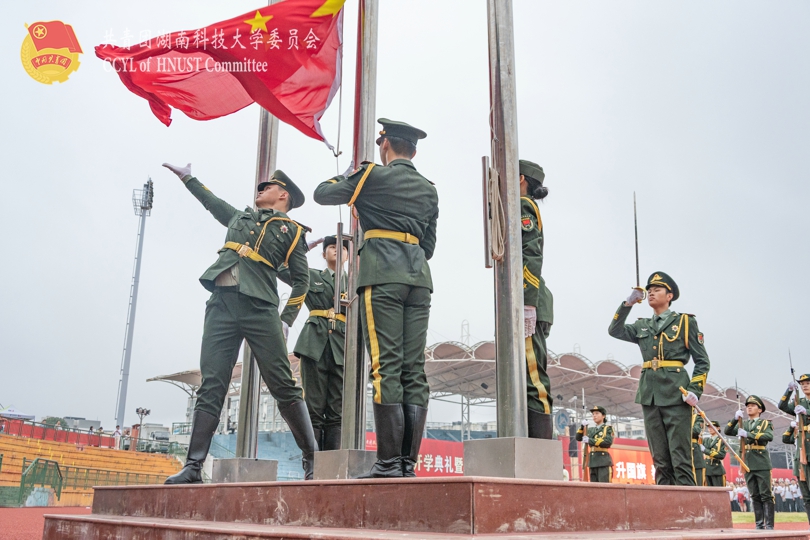 129545fb2fdc415e9d78b9fd0e34643d.jpg 旗手扬旗.jpg