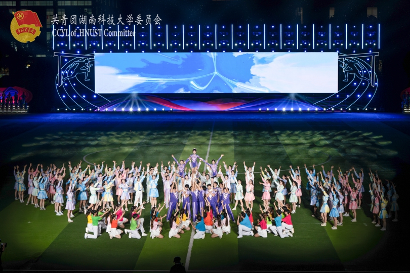 2c18713888ab419fa5ef06cf60d18ba8.jpg 最后表演.jpg