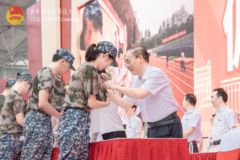 381e61052a9e40a2a497689043b98edd.jpg 学校领导为新生代表佩戴校徽.jpg