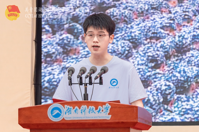 49f0ead0e10249588acdc30ad33bf24a.jpg 学生代表黄同鑫澳发言.jpg