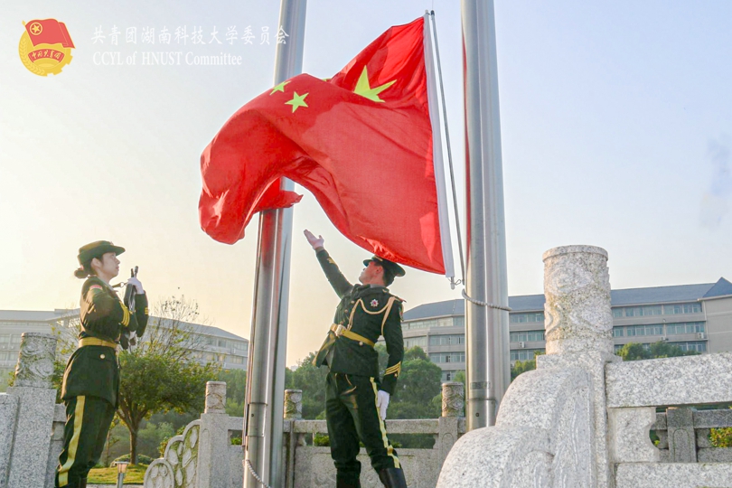 旗手扬旗.jpg
