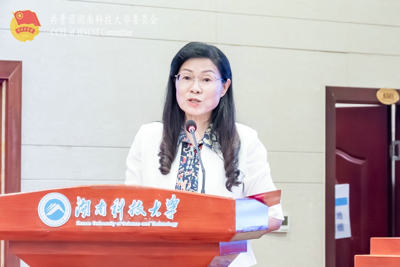 谢慧宣读优秀代表团获奖名录.jpg