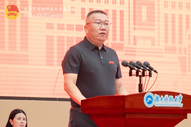 aa5bd5dfdfae412bbe93f909c930f195.jpg 校友代表邓富强发言.jpg