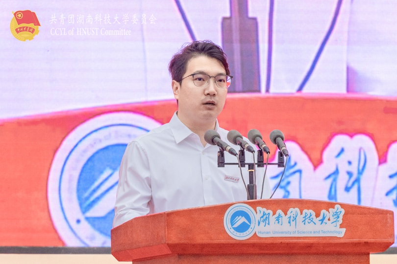 c15aa9d8a3144910aebfef4a82684bd7.jpg 学生代表王新哲发言.jpg