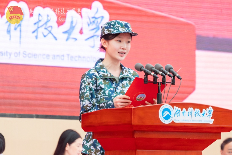 c83bf60c90ee4d1ba9d6ddc65f9e89d0.jpg 新生代表朵斓娜发言.jpg
