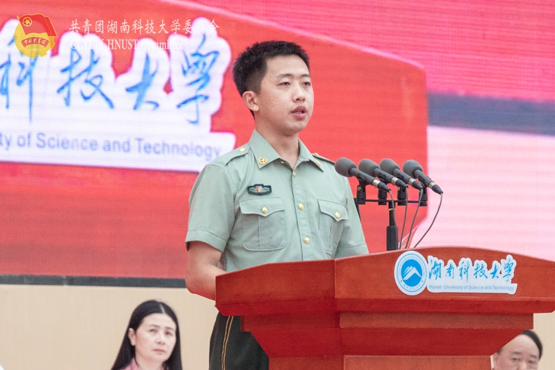 fe6629f9ac414dcc8fa2683c490b7b82.jpg 教官代表熊文磊发言.jpg