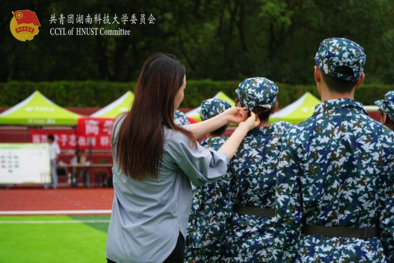 1cef44e868f64bb89ded51ccb4129864.png 彭志强为新生整理军帽.png