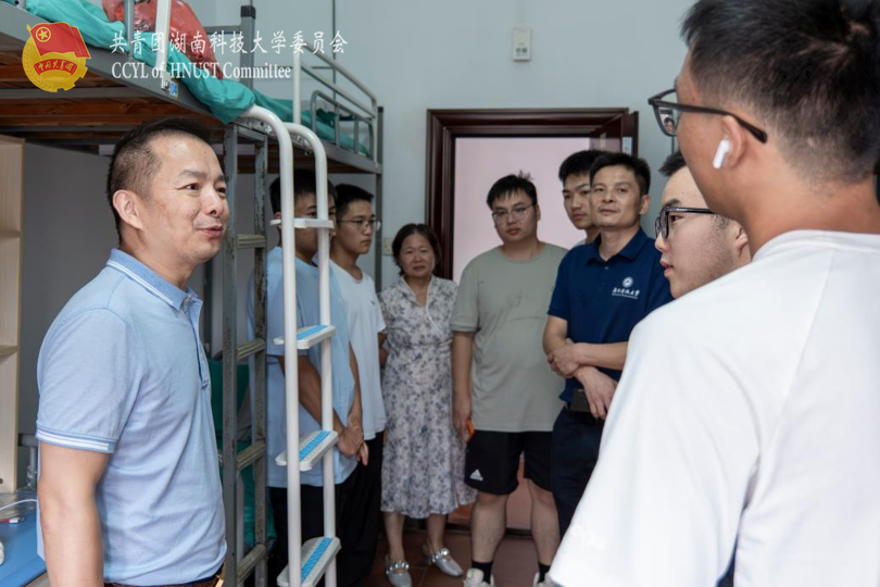 58c57af4a9bb4b7bac3916c1eb95f578.png 戴魁早与新生亲切交流.png