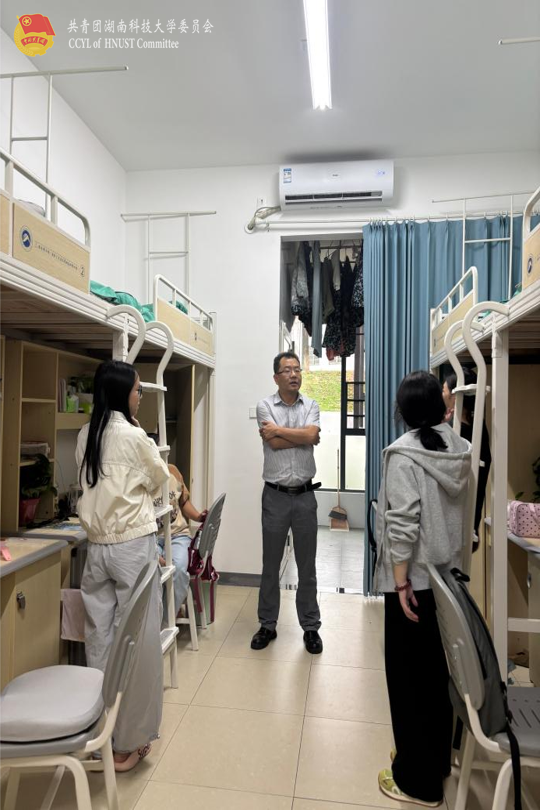92dd4b7f57fe4921ad4d6201489b80f2.png 王鹤深入宿舍走访调研.png