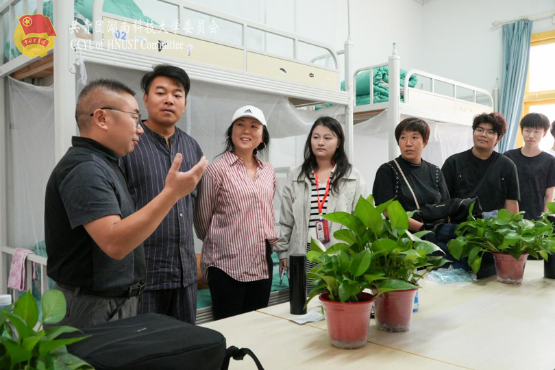 a30fa6ad9ae54ceeaedab45a31ae4e7e.png 叶文忠与新生及家长亲切交流.png